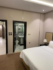 una camera con letto e un bagno con lavandino di شاليهات حديقة الوسام a Taif