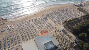 una vista aérea de un hotel en la playa en casavacanzekastalia en Ragusa