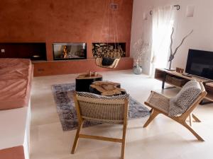 a living room with two chairs and a table at Casa Timbale in Felanitx