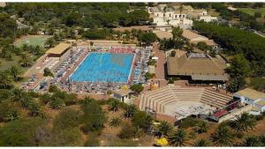 - une vue sur la grande piscine dans l'établissement casavacanzekastalia, à Raguse