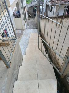 kilka schodów prowadzących do domu w obiekcie Kitnet OKTOBERFEST w mieście Blumenau