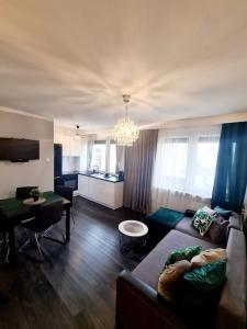 - un salon avec un canapé et une table dans l'établissement Apartament Ustecka Syrenka, à Ustka