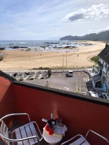 balcón con vistas a la playa y al océano en Playa Y Cañas en Noja
