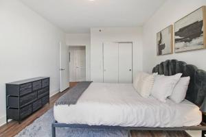 Ένα ή περισσότερα κρεβάτια σε δωμάτιο στο 1BR Chic & Elite Apt in Hyde Park - Shoreland 714