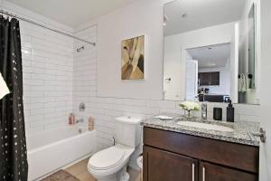 Un baño de 1BR Chic & Elite Apt in Hyde Park - Shoreland 714