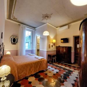 sypialnia z łóżkiem i stołem w obiekcie Residenza Maritti Decò Style w Rzymie