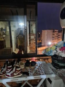 um grupo de sapatos numa mesa em frente a uma janela em Res Brahim AL Farrah em Casablanca