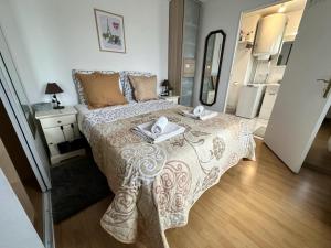 a bedroom with a bed with two towels on it at Chez Daniel, un 2 pièces proche de Paris STADE de FRANCE in Aubervilliers