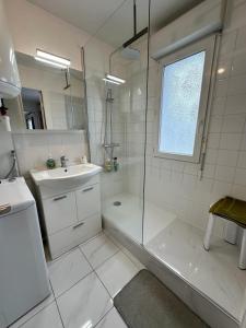 Ванная комната в Chez Daniel, un 2 pièces proche de Paris STADE de FRANCE