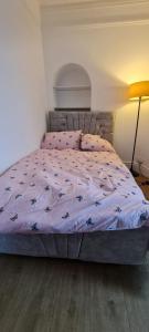 łóżko z fioletową kołdrą w sypialni w obiekcie Scotland Street, Newton Heath w Manchesterze