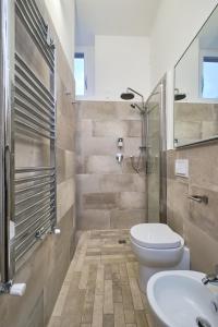 W łazience znajduje się toaleta, umywalka i prysznic. w obiekcie Antica Casa del Segretario w mieście Serramonacesca