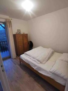 ヴィレ・シュル・メールにあるAppartement Cosy Villers-Sur-Merのベッドとドレッサーと窓のある寝室