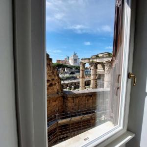 an open window with a view of the acropolis at Residenza Maritti Decò Style- Guesthouse in Rome