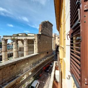 a view of the ruins of the parthenon from a building at Residenza Maritti Decò Style in Rome