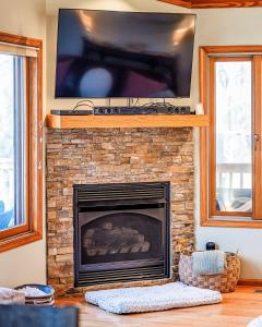 A television and/or entertainment centre at Waterfront Getaway with Game Room Kayaks Perfect for Families