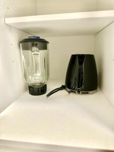 ein Mixer und ein Toaster auf einem Regal in der Unterkunft Entire Home In Niagara Falls, Canada in Niagara Falls