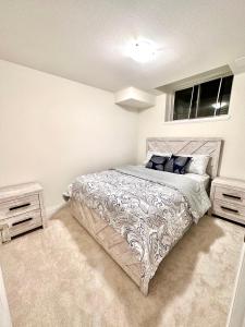 ein Schlafzimmer mit einem Bett und einem Fenster in der Unterkunft Entire Home In Niagara Falls, Canada in Niagara Falls