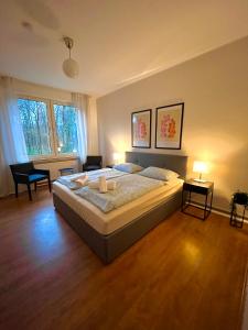 - une chambre avec un grand lit et deux lampes dans l'établissement Hotel Breuer, à Hamm