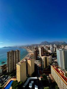 uma vista para uma cidade com o oceano e edifícios em Hany apartment Tropic mar 18-C em Benidorm