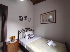 Villa Asterousia في Stérnai: غرفة نوم بسرير وخزانة خشبية