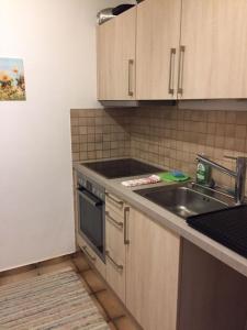 una cocina con fregadero y encimera en Ferienwohnung 3 in Huglfing im Herzen des 5 Seen Land Oberbayerns, en Huglfing