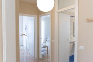 a hallway with a bathroom with a toilet and a mirror at Residenza Aleardo in Domegliara +53 photos