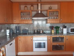 Kuchyň nebo kuchyňský kout v ubytování Gibraltar Views Guest House