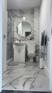 a bathroom with a sink toilet and a mirror at Beautiful 1-Bed Apartment in Tipton in Tipton