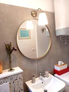 a bathroom with a sink and a mirror at Petra's House in Komaji
