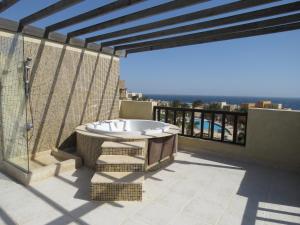 wanna na balkonie z widokiem w obiekcie Azzurra two-Bedroom Apartment at Sahl Hasheesh w mieście Hurghada