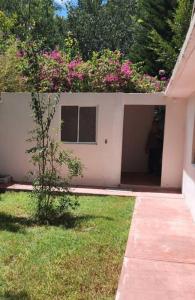 een huis met roze bloemen erop bij Casa el Nogalito in Tasquillo +6 foto's