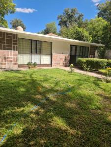 een huis met een tuinslang bij Casa el Nogalito in Tasquillo