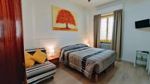 um quarto com uma cama e um sofá em Casa Elvezia Guest House em SantʼElpidio a Mare
