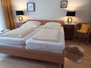 ホムベルクにあるAmbienteのベッド2台(椅子2脚、ランプ付)が備わる客室です。