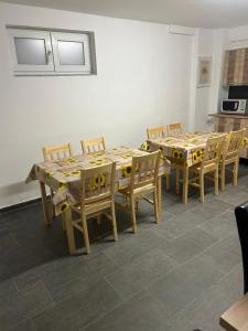 um conjunto de mesas e cadeiras numa cozinha em Giulia Home em Dezmir
