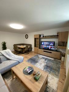 ein Wohnzimmer mit einem Sofa und einem Tisch in der Unterkunft Gemeinsame Zeit in Appenweier