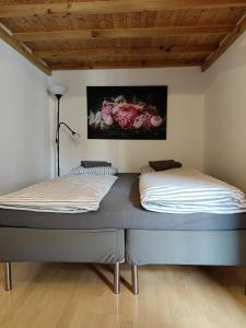 維也納的住宿－nice apartment，墙上画画的房间里设有两张床