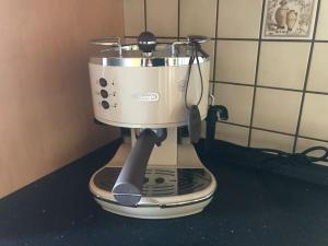 een blender bovenop een aanrecht bij Urlaub im Grünen - Ferienwohnung EG im Brunnenhof in Reichshof 