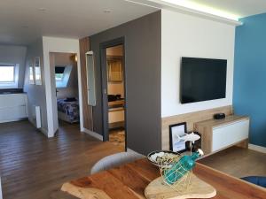 Televízia a/alebo spoločenská miestnosť v ubytovaní Appartement Bretagne vue mer exceptionnelle sur les hauts d'Erquy au calme ! et au pied du GR34