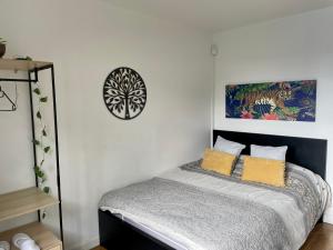 a bedroom with a bed and a picture on the wall at Chambre avec vue sur la campagne! in Saint-Clair-sur-Epte