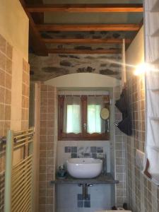 bagno con lavandino bianco e doccia di Casa Belvedere a Moltrasio