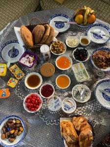 una mesa cubierta con muchos platos diferentes de comida en Dar Imoughlad, en Marrakech