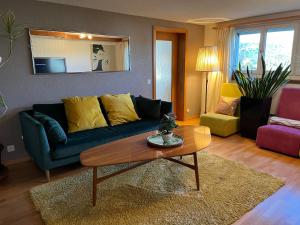 埃申茨的住宿－Bonis 2,5 Zimmer Ferienwohnung，带沙发和咖啡桌的客厅