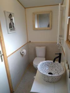 een badkamer met een wastafel en een toilet bij The Walnut Cottage in Neustadt in Holstein
