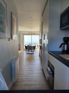 Televízia a/alebo spoločenská miestnosť v ubytovaní Appartement Bretagne vue mer exceptionnelle sur les hauts d'Erquy au calme ! et au pied du GR34