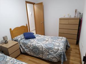 a small bedroom with a bed and a dresser at paraiso soleado in Tazacorte
