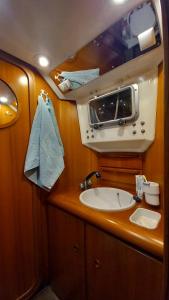 Baño pequeño con lavabo y espejo en sailing Delfina en Génova