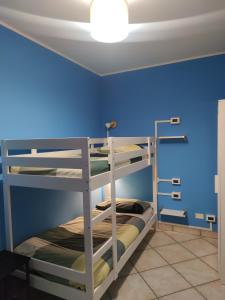 una camera con 2 letti a castello in una camera blu di Relax in collina a due passi dal mare a Torriana
