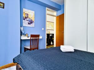 um quarto azul com uma cama e uma secretária em Abrazo Sarajevo em Sarajevo