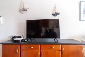 Televízia a/alebo spoločenská miestnosť v ubytovaní Appartement Vue Mer - Albatros